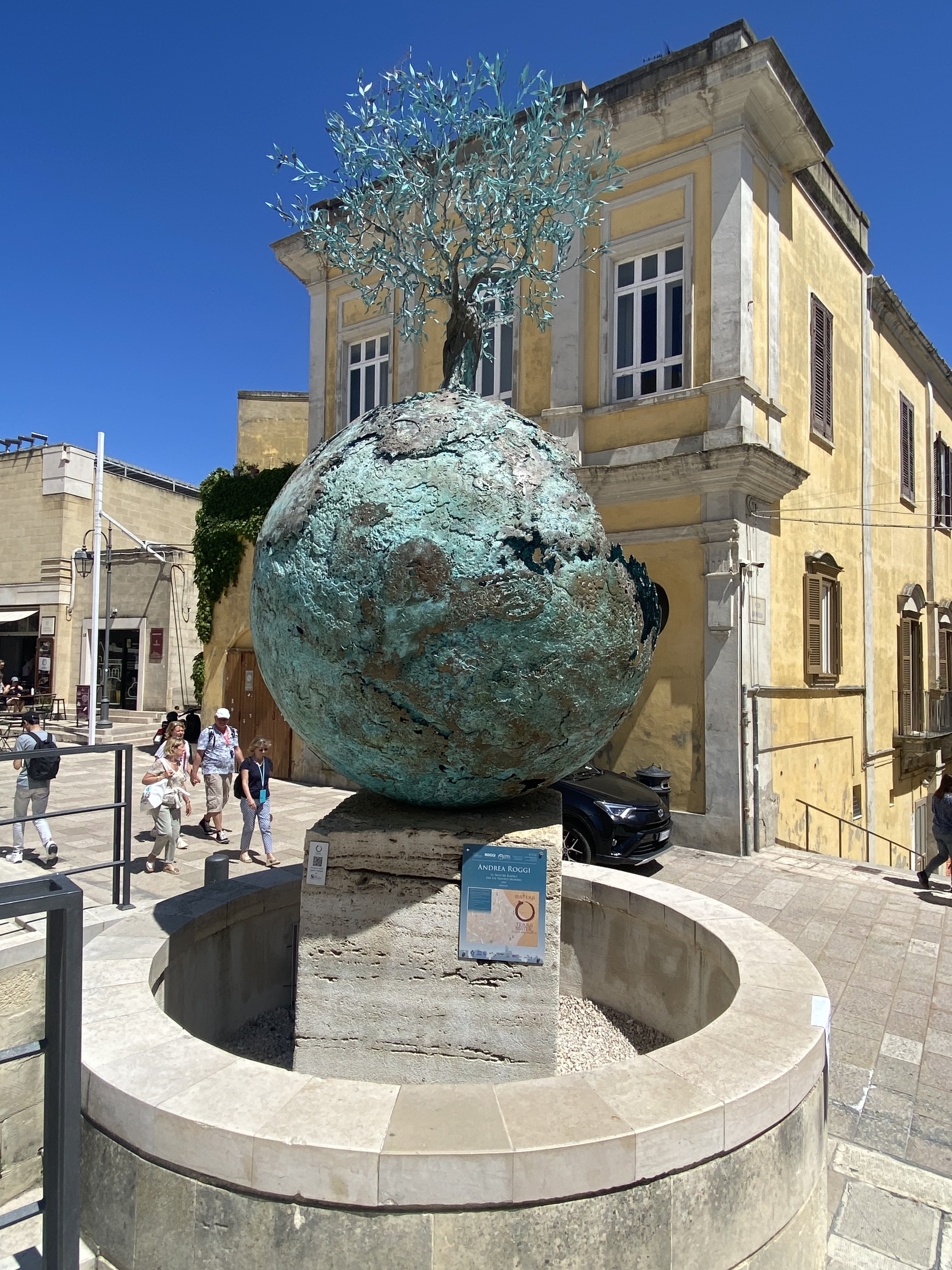 馬泰拉岩石中雕刻的拱門與石柱